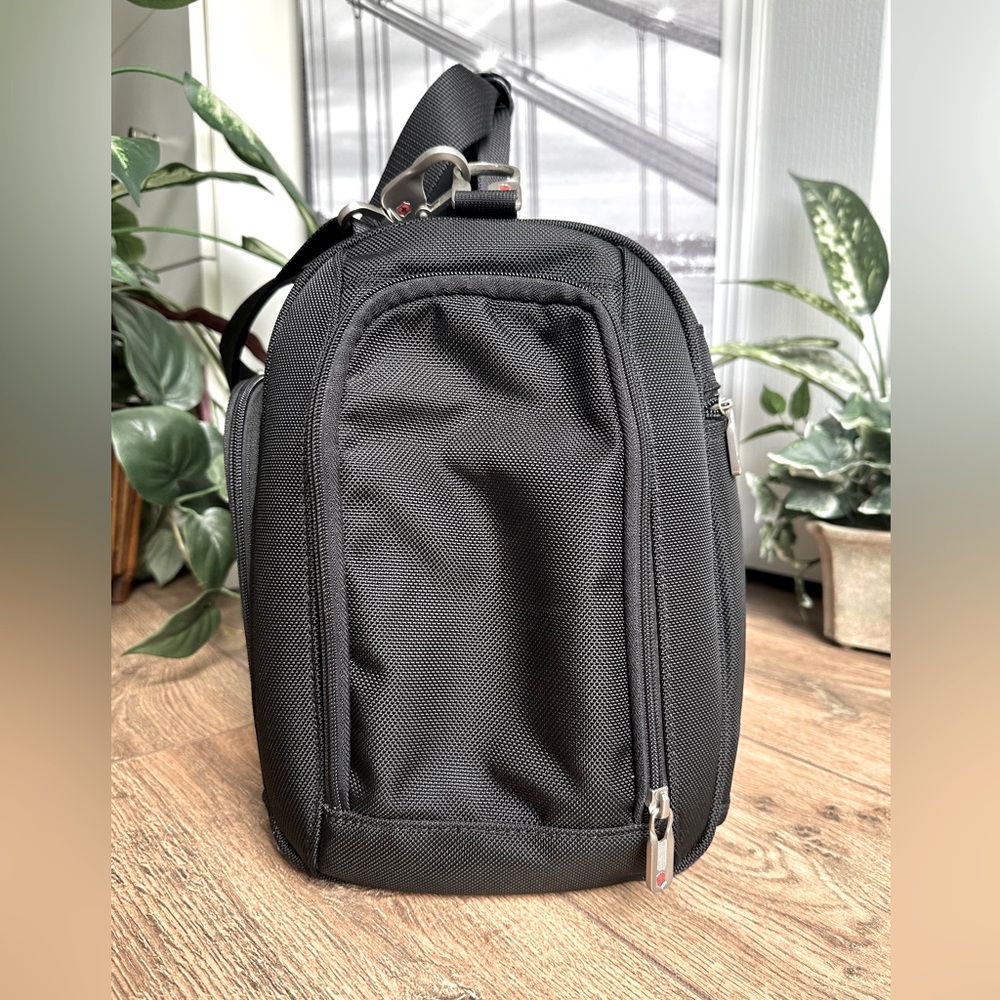 Victorinox Swiss Army Black Travel Duffle Bag - Unisex, Weekender Bag - Picture 8 of 16